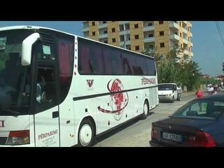 Vëzhgimi i Ora News/ Qytetarët të rrezikuar nga treni, kalojnë mbi shina