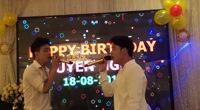 Sau thời gian bỏ nghề, trưởng nhóm HKT bất ngờ xuất hiện hát live hay như nuốt đĩa