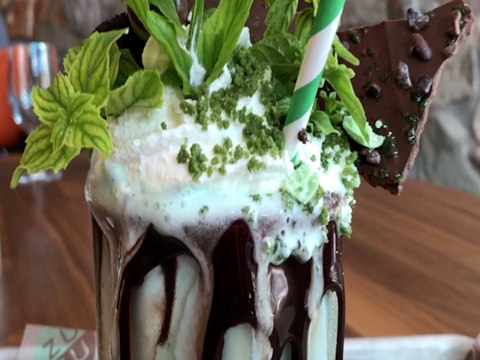 EXTREME MILKSHAKE! Mint Chocolate Madness Showstopper Shake at Hotel Valley Ho - ABC15 Digital