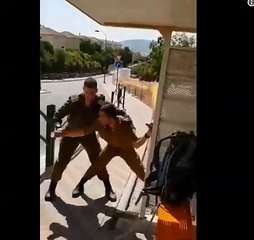 شاهد.. جندى إسرائيلى يخشى الموت على يد الفلسطينيين وقائده يمرغ أنفه بالتراب