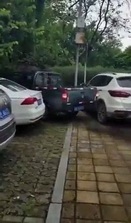 Il va regretter de s'être garé comme un con.