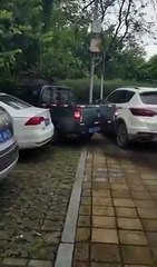 Il va regretter de s'être garé comme un con.