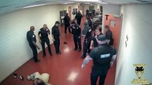 20 Cops try to subdue a man who is kicking their ass   20 policias contra uno que se los madrea