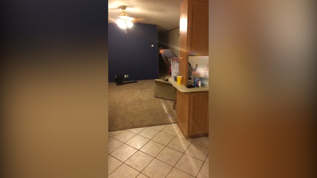 Realizó un tiro de golf casi imposible dentro de su casa