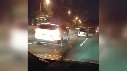 빗길에 차량운송트럭 미끄러져...차량 10대 파손 / YTN