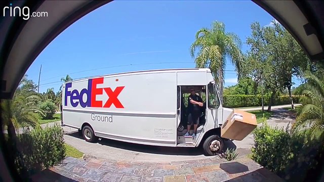 Un livreur FedEx pris en flagrant délit de lancer de colis fragile