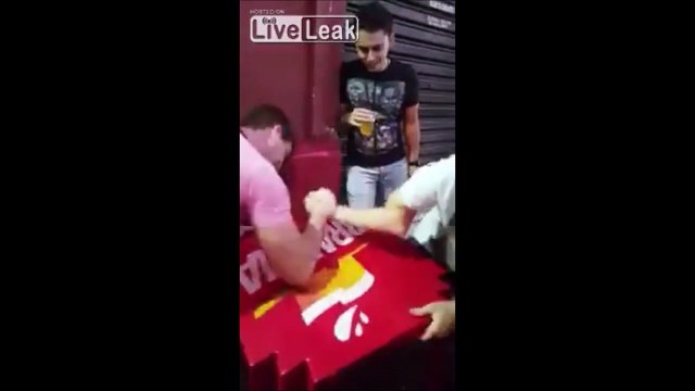 Se faire casser le bras pendant un bras de fer...