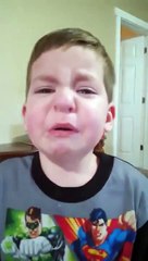 Ce gamin en panique a un LEGO coincé dans le nez