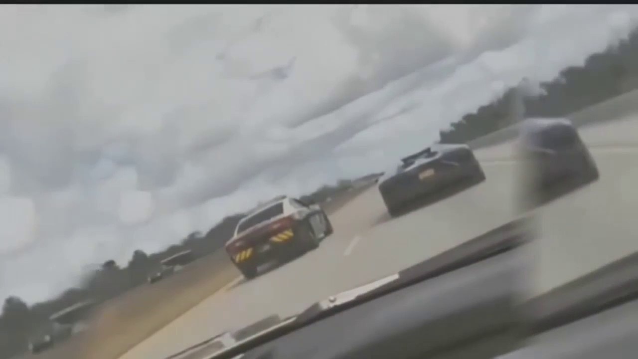 Quand un policer se lance dans une course avec une Lamborghini