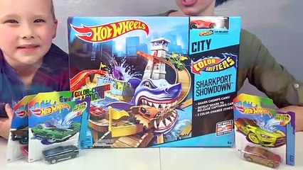 Hot Wheels Color Shifters Sharkport Showdown Trackset & Color Changing Car Toys