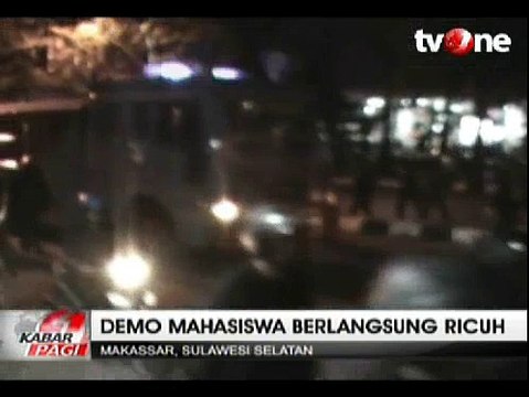 Unjuk Rasa Mahasiswa Makassar Berakhir Bentrok Dengan Polisi