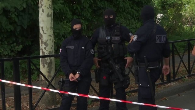 파리 근교 흉기 공격으로 3명 사상...IS, 배후 자처 / YTN