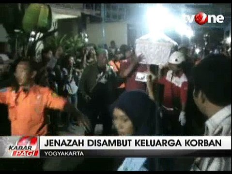 Isak Tangis di Pemakaman Korban Jatuh Kawah Merapi