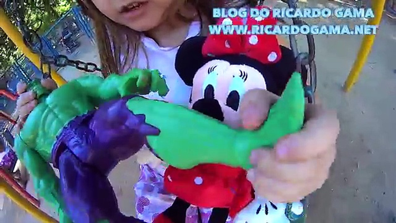 Minie Mouse Mickey Hulk Boneco Marvel brincando de balanço gangorra escorrega Toys Juguete