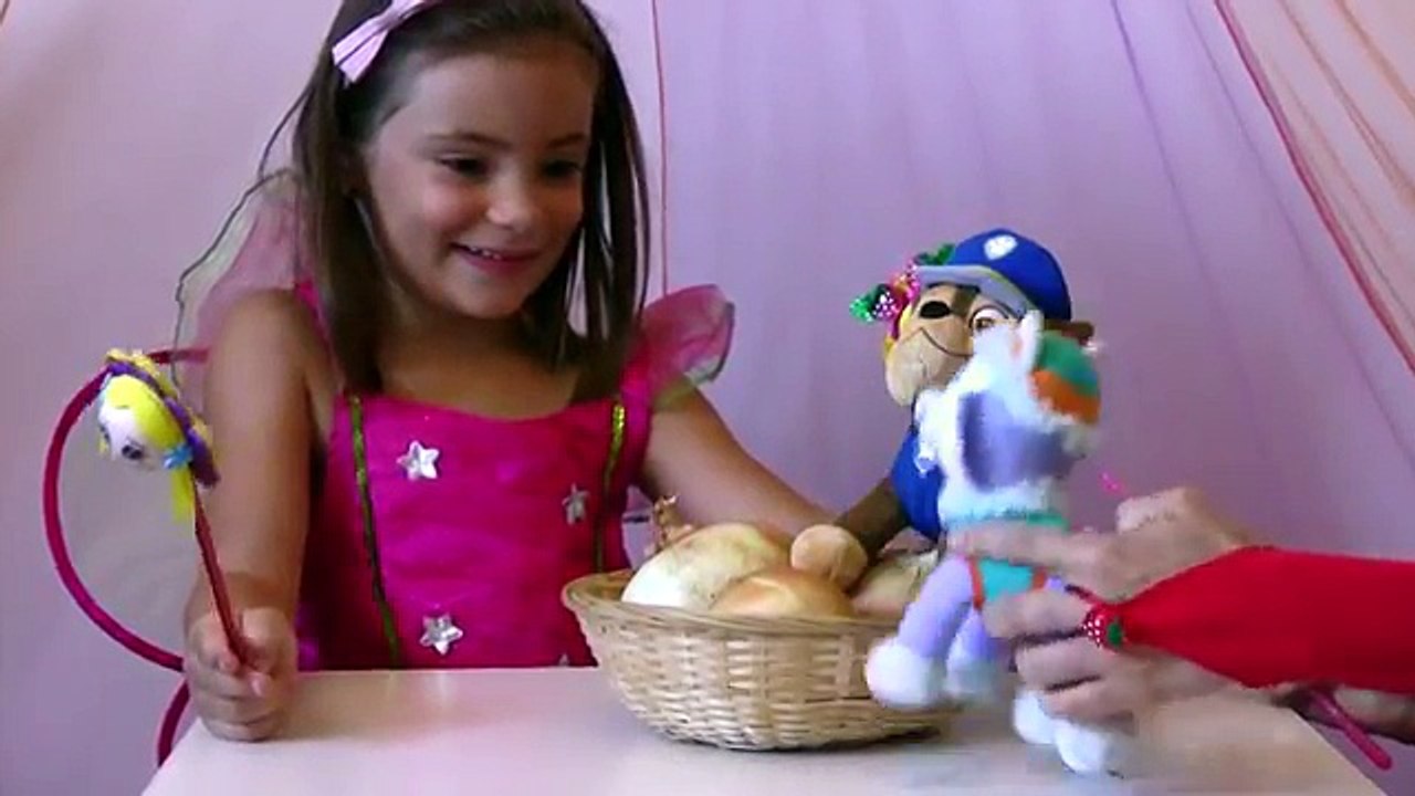 HADA DE FRESA Y LA PATRULLA CANINA MONTAN UNA ESCUELA DE MAGIA|Juego con Los Juguetes de A