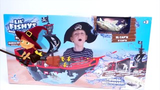 Barco Pirata Acuarium con un Tiburón que Nada