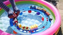 水上プラレール プラレールのレールを浮かべてトーマスプラレールを走らせて遊んでみました