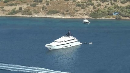 Hayırsever İş Adamı Lüks Yatı ile Geldi, Halk Plajında Lahmacun Ayran Dağıttı