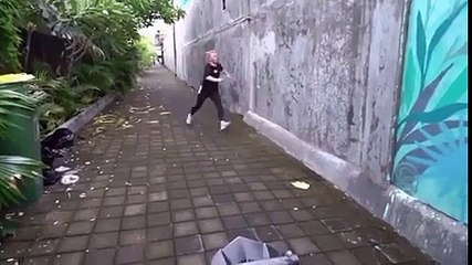 Une femme fait une parkour mais chute lourdement
