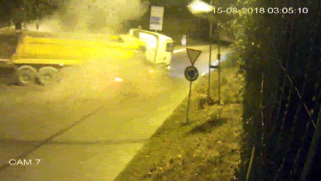 Hafriyat Kamyonunun Lastiği Bomba Gibi Patladı