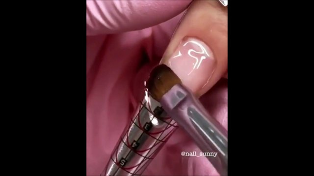 Nouvelle tendance étrange : Les ongles en forme de pieds