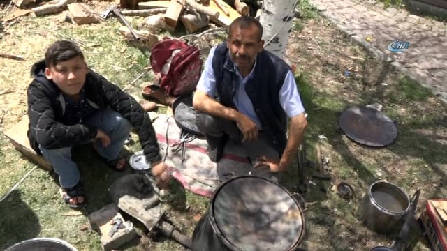 Yarım asırdır geçmişi parlatıyor...Şehir şehir gezerek kalaycılık yapıyor