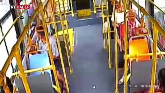 Otobüs şoförü kapıyı açmayınca yolcu camdan çıktı