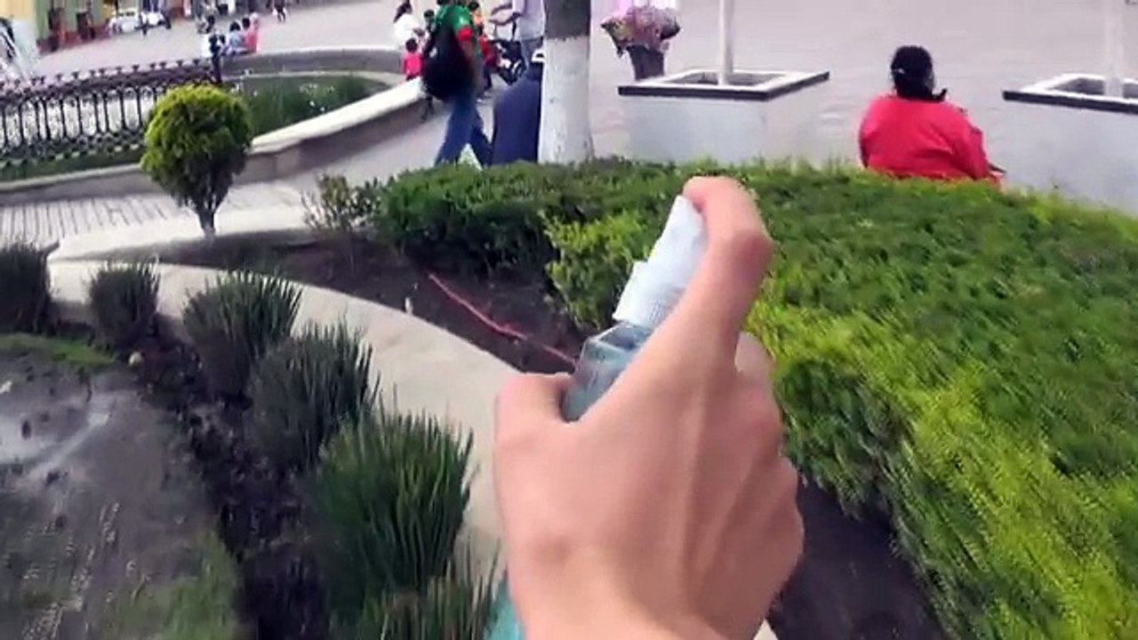 Broma del perfume | Broma pesada en la calle | Prankedy