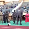 Uganda Spor Bakanı'nın futbol topuyla imtihanı