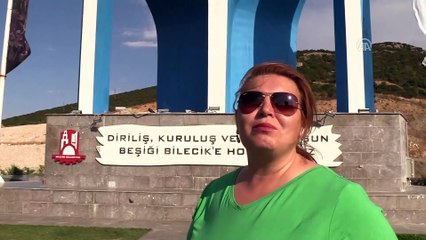 Bu anıtı gören aracından inip fotoğraf çektiriyor - BİLECİK