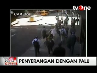 Rekaman CCTV Seorang Pria Serang Polwan dengan Palu