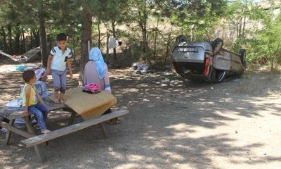 Otomobil yanlarına uçtu, onlar piknik yapmaya devam etti