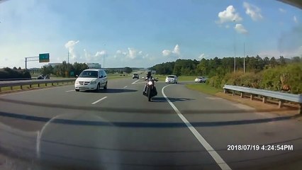 Une moto percute l'arrière d'une voiture