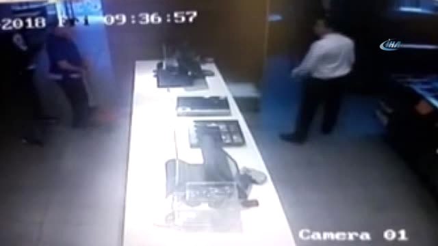 Bağcılar'da Çığlık Maskeli Soygun Kamerada