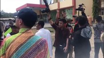Terrifying moment Indonesian politicians caught in earthquake aftershock