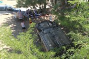 Otomobil Piknik Alanına Uçtu, Çevredeki Vatandaşlar Aracın Yanında Piknik Yapmaya Devam Etti
