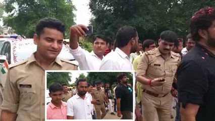 अटल अस्थि कलश यात्रा में हंसी-ठहठ्ठे और सेल्फी लेते दिखे यूपी पुलिस के अधिकारी