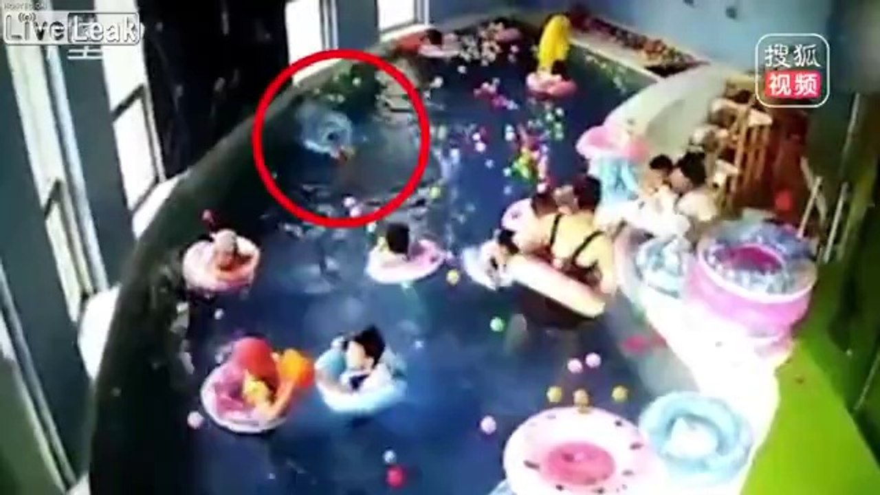 Ce bébé de 3 ans reste 2min sous l'eau dans la piscine !