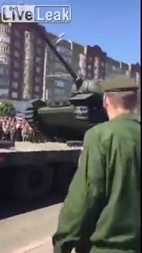 Ce char chute d'un camion remorque devant la foule !