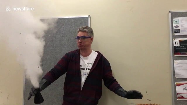 Ce prof de Chimie est surpris par son expérience !