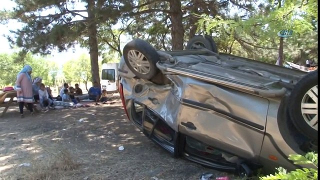 Otomobil Yanlarına Uçtu, Onlar Piknik Yapmaya Devam Etti