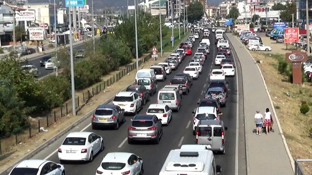 Tatil beldelerinde dönüş yolculuğu başladı... Tatilcilerin kuyruk çilesi tatil beldelerinden başladı