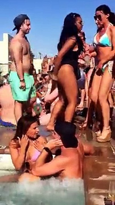 Il se fait recaler plusieurs fois par la même fille à une pool party