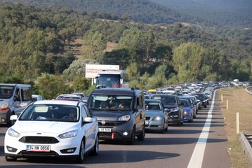 Tatil Dönüşü Trafik Yoğunluğu Başladı