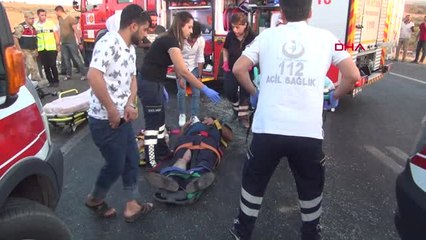 Gaziantep'te Otomobil ile Yolcu Minibüsü Çarpıştı 8 Yaralı
