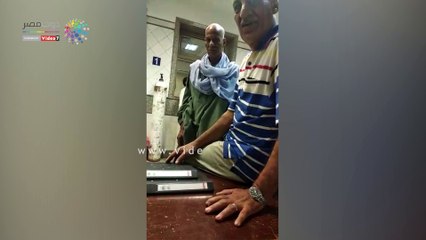 مواطنون يسعفون مرضاهم نظرا لغياب أطباء مستشفى الميرى بالإسكندرية