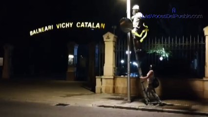 Españoles retiran lazos en La Seva (Gerona) y advierten a Torra de que no tienen miedo