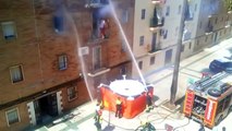 Un hombre escala hasta un segundo piso para intentar rescatar a un anciano de un incendio