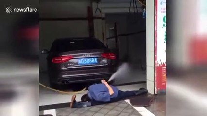 Descargar video: Nettoyer sa voiture en mode Kung-fu