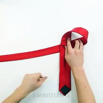 Несколько способов, как завязать галстук.